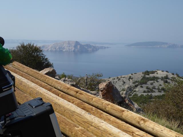 Blick von der dalmatischen Küste auf die vorgelagerten Inseln