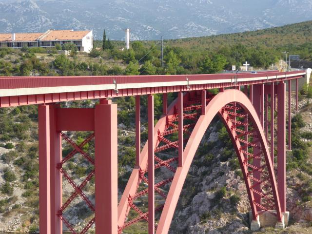 Stahlbrücke über die Meerenge von Maslenica