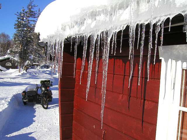 Eiszapfen an der Dachrinne