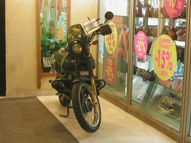 Motorrad im Hotel-Flur in Satu Mare