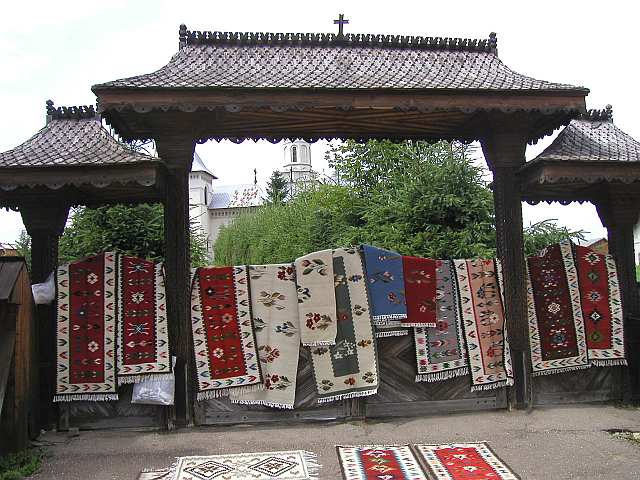 Teppich-Händler vor dem Kloster