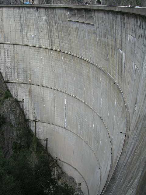 an der Mauer des Staussees