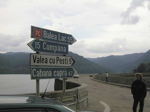 auf der Mauer des Staussees
