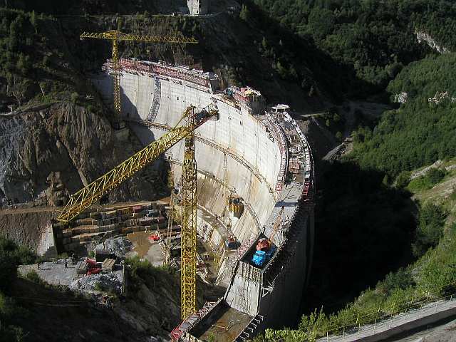 Bau eines Staudammes