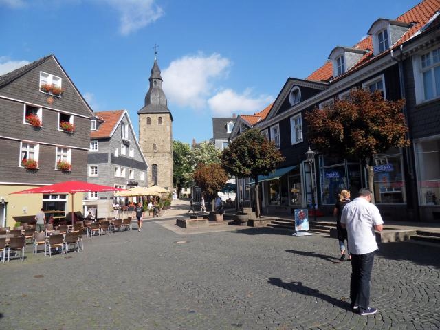 Straße mit Blick auf den Glockenturm der ehem. Johanniskirche