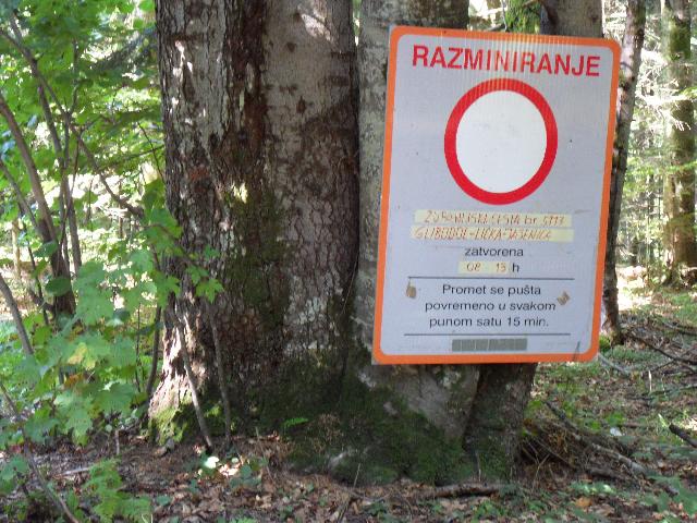 Minenwarnung in einem Waldstück im Plitvicer Nationalpark