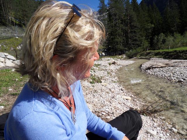 Pause an einem Fluss in den Dolomiten