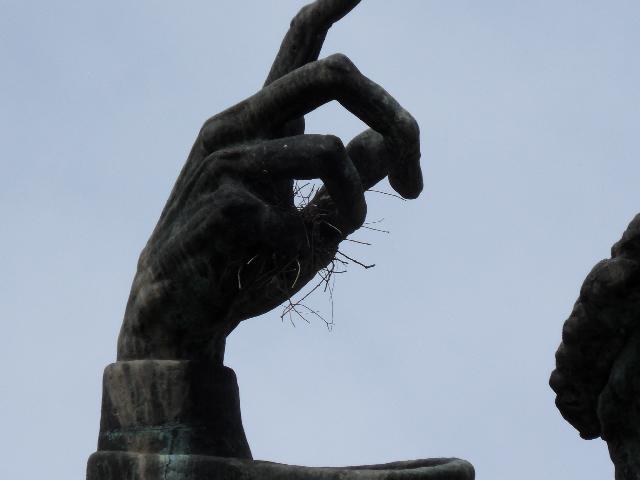 Vogelnest in der Hand der Statue
