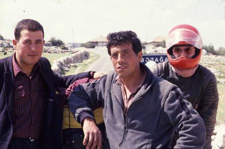 Zwei Bauern wollen ein Foto von sich.