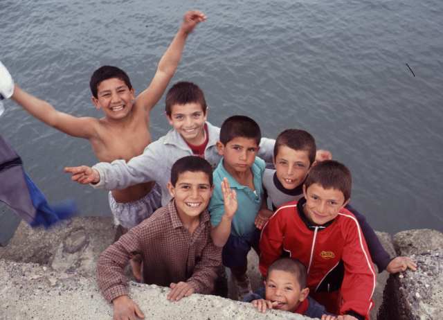 Kinder am Hafen von Karatas