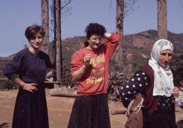 Hylia und zwei Frauen aus dem Dorf