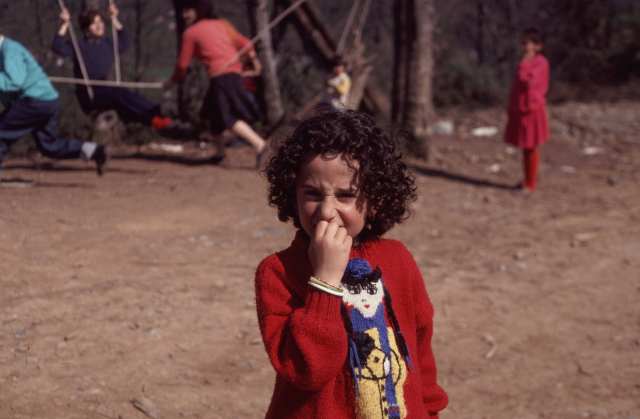 Ein kleiner Krauskopf schaut sich den Fremden an.