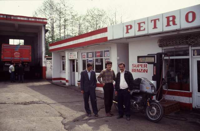 Arslan vor der Tankstelle