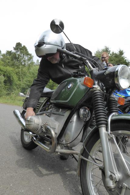 Dirk muss gerade noch schnell die Vergaser seiner alten BMW  R75/5 einstellen. 