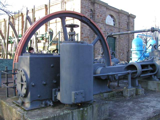 Vor dem Kraftwerk steht eine Verbunddampfmaschine, die bis 1977 im Einsatz war.