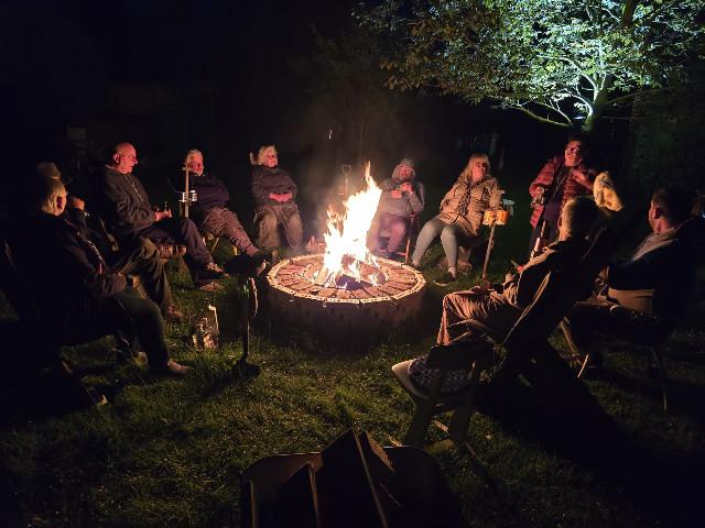 abends am Lagerfeuer in Nikolaus' Garten