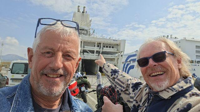 Kurz nach dem Mittag im Hafen von Genua - die Vorfreude auf Marokko ist bei uns beiden groß.