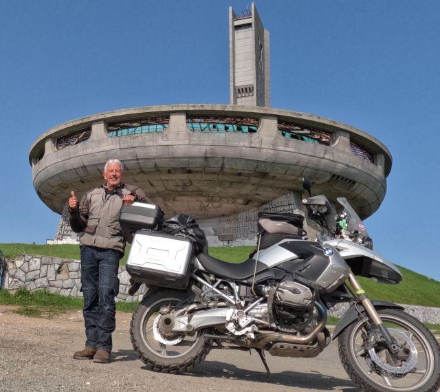 am Busludscha-Denkmal, dem wohl bizarrsten Relikt der bulgarischen Geschichte,