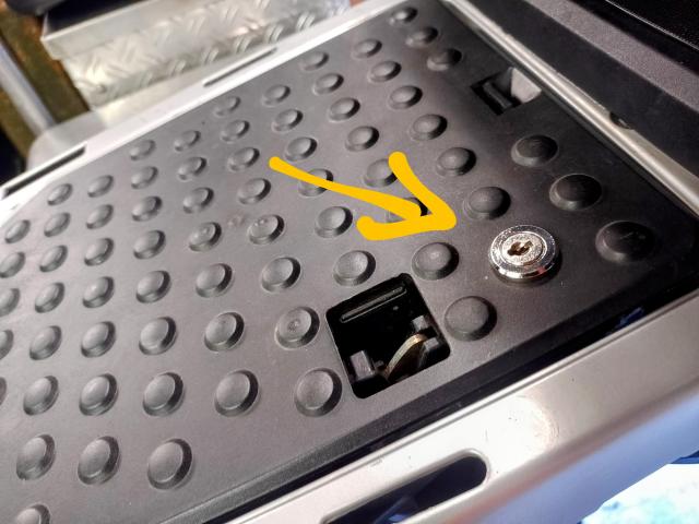 Schloss im Werkzeugkastendeckel der R 1150 GS