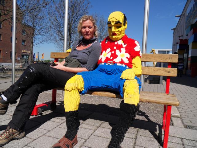 Steffi neben mdem Sportler aus Legosteinen