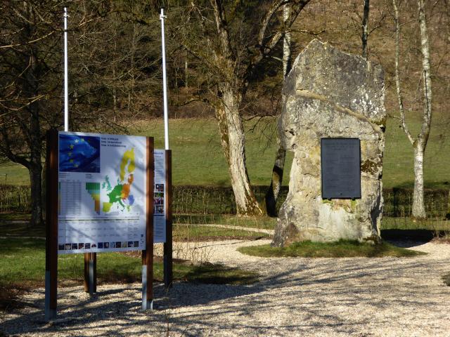 am Zusammenfluss von Ribbach und Our beim Europa-Denkmal