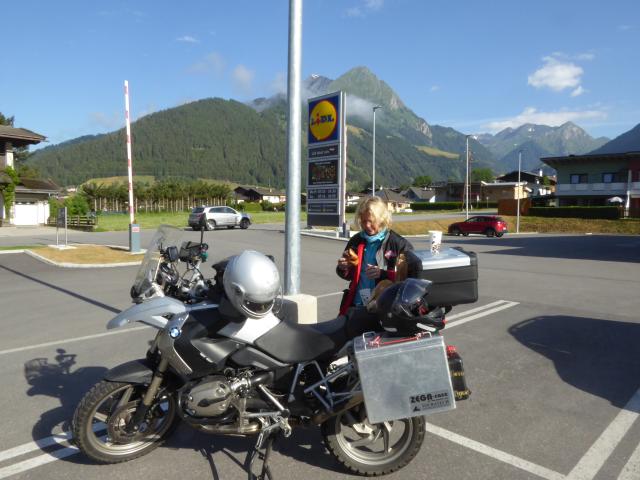 Frühstück vor dem Supermarkt