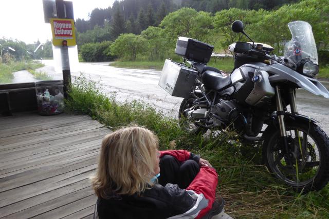 Zwangspause in einer Bushaltestelle