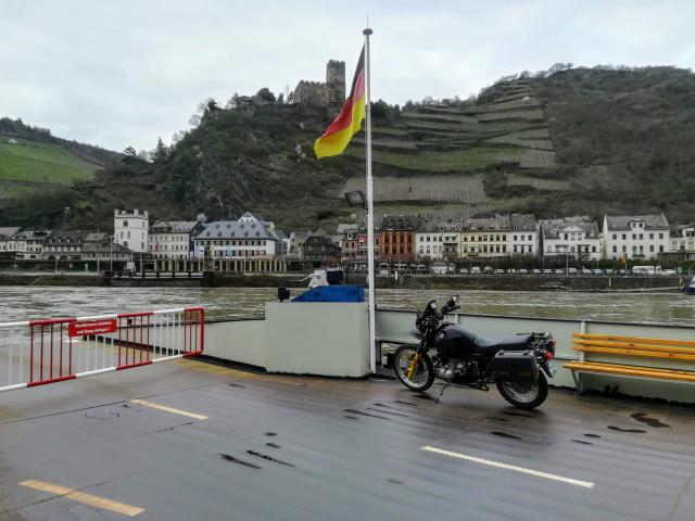 auf der Fähre übr den Rhein
