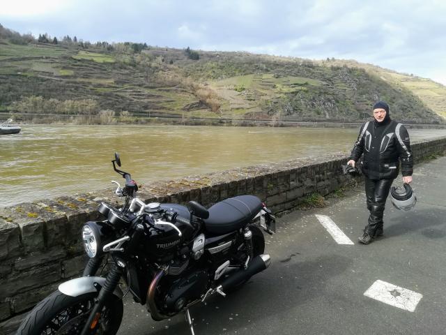 Reini und seine Triumph 1200 am Rhein