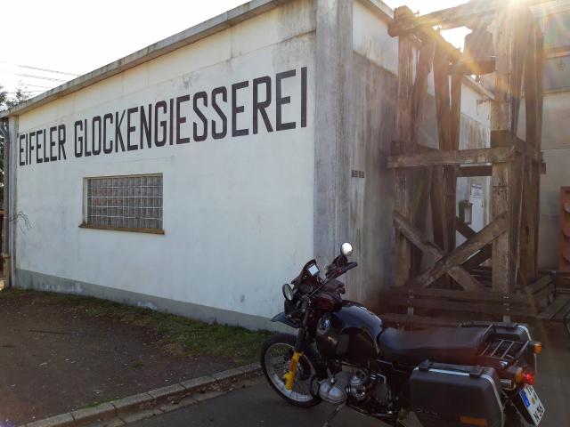 Halt an einer Glockengießerei