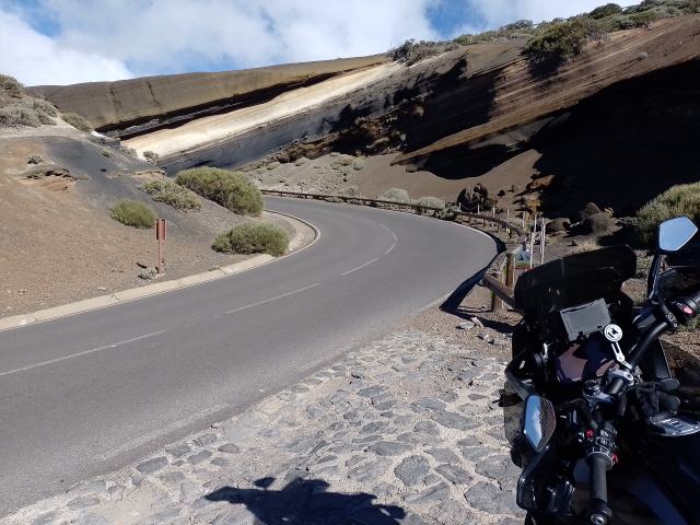 Bunte Vulkanasche auf dem Weg zum Teide