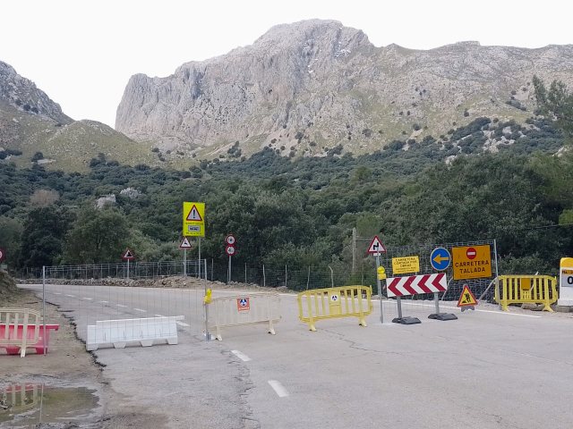 Stra&szlig;ensperrung hinunter nach Sa Calobra
