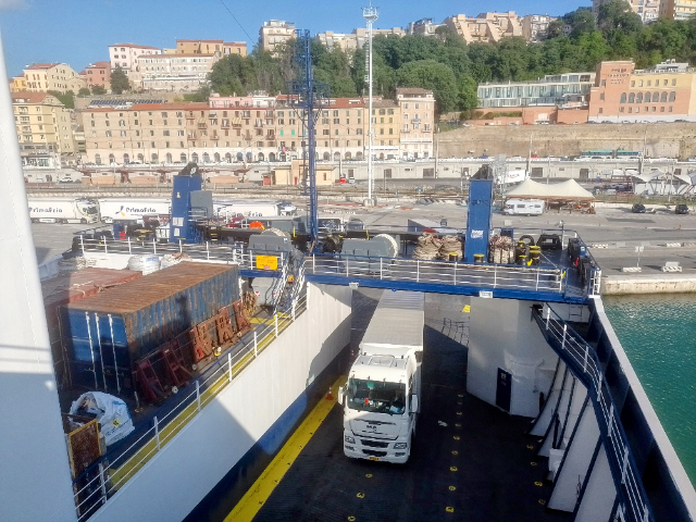 die letzten Fahrzeuge rollen jetzt auf die Fähre in Ancona
