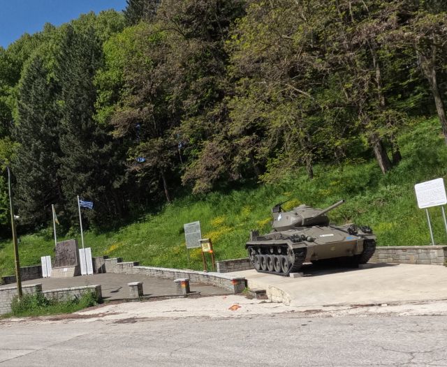 Ein alter Panzer am Ortseingang von Metsovo
