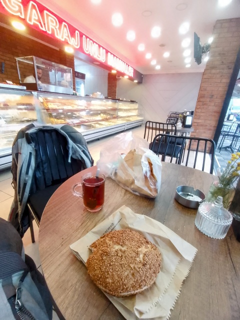 Frühstück beim Bäcker neben dem Hotel