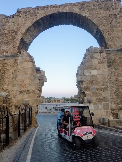 Man kann das antike Side natürlich auch ganz bequem erkunden.