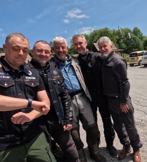 Am unteren Dorfeingang treffe ich auf vier ukrainische Motorradfahrer. 