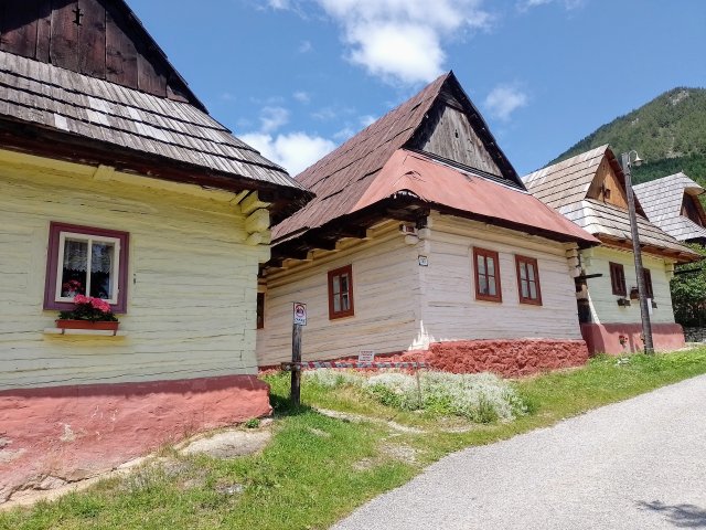 Rund 50 original erhaltene Blockhäuser, meist aus Holz und liebevoll gepflegt, bilden das Herz dieses abgelegenen Ortes.