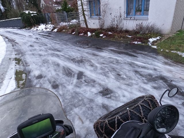 Viele Straßen waren noch stellenweise vereist.