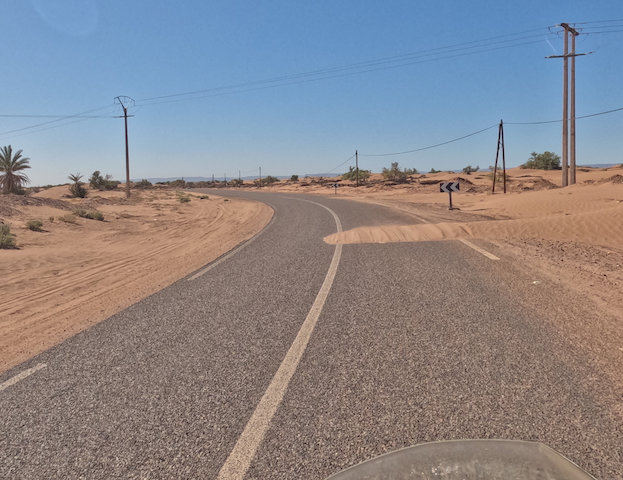 Die Straße selbst war meist gut, doch immer wieder lag Sand auf der Fahrbahn.