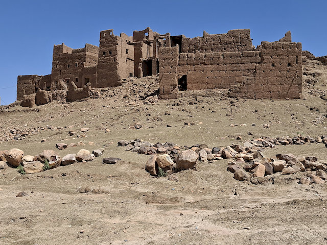 Bei Tignite und später bei Ait Mlekt sahen wir ganze Ansammlungen solcher Ruinen.