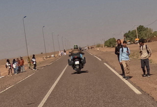 Unterwegs begegneten uns Frauen beim Hüten von Schafen, Kinder auf dem Heimweg von der Schule.