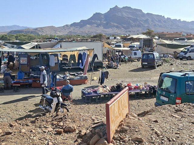 Direkt vor den Toren der Stadt fuhren wir am bunten Treiben eines Wochenmarktes vorbei.