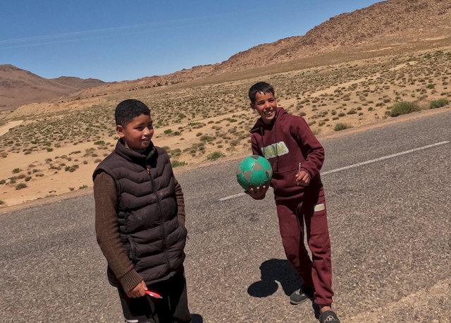 Immer wieder hielten wir kurz an – und wie so oft dauerte es keine Minute, bis Kinder auftauchten, lachend, neugierig, manchmal schüchtern.