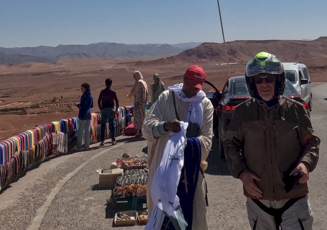 Andenkenverkäufer vor der Todra-Schlucht kamen wir an diesen Andenkenverkäufern vorbei, die hier ihre Ware anbieten. Wolfgang musste