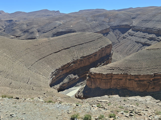 Es entsteht ein fast surrealer Eindruck, als hätte jemand die Landschaft bewusst modelliert.