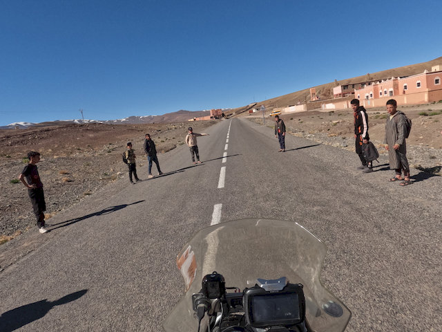 Auffällig war heute auch, dass uns immer wieder Menschen am Straßenrand zum Anhalten bewegen wollten.