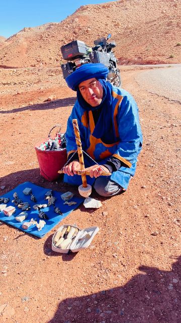 Steineverkäufer mit selbstgebauter Bohrmaschine
