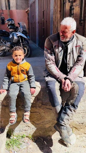 Warten am Toubkal d’Atlas Tifnoute auf Einlass