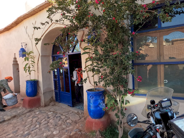 Der Abschied von Aït-Ben-Haddou fiel leichter als gedacht. Vielleicht, weil wir wussten, dass hinter der nächsten Kurve wieder dieses andere Marokko wartet